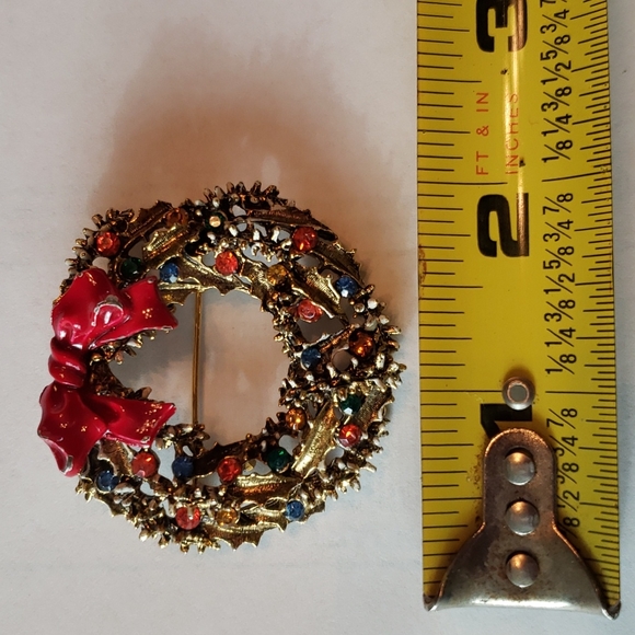 Vintage ART Christmas Wreath Brooch - Picture 6 of 6